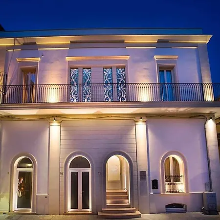 Palazzo Bove 4* ガラトーネ